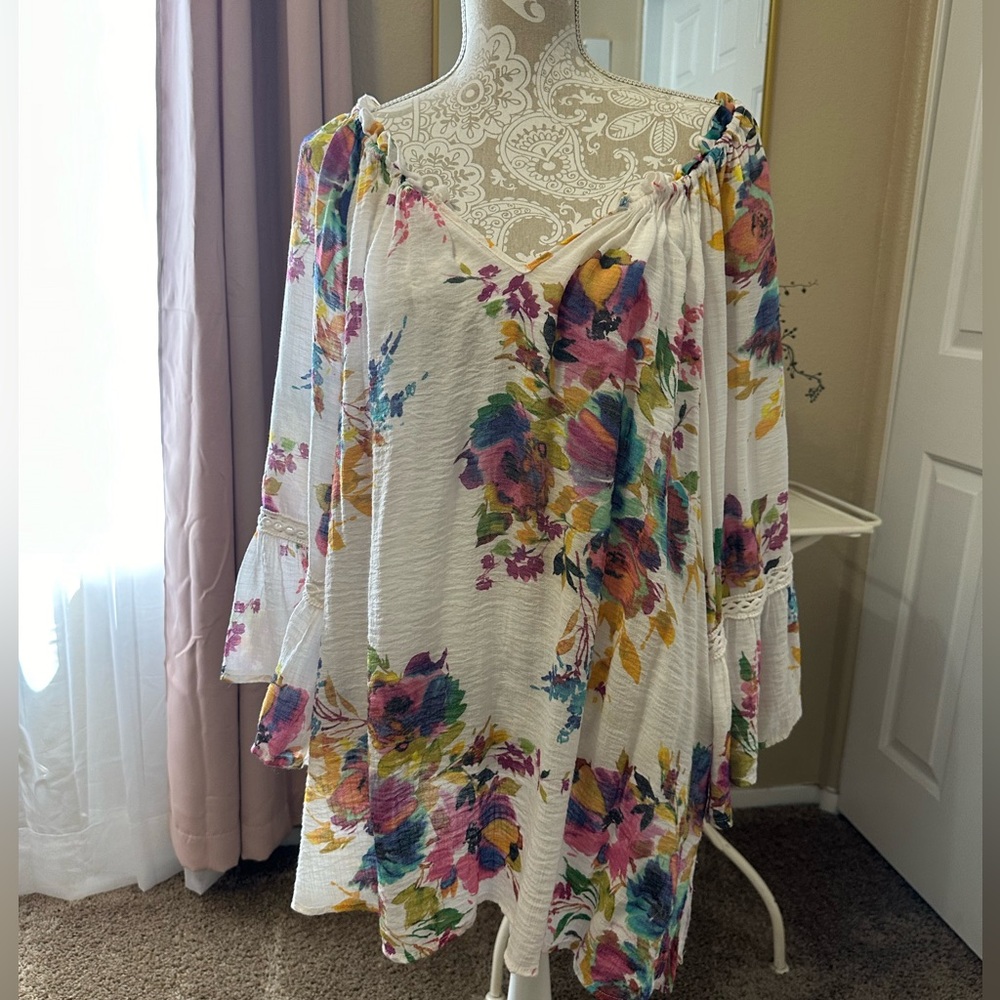 Beautiful flowy floral blouse - Picture 1 of 5